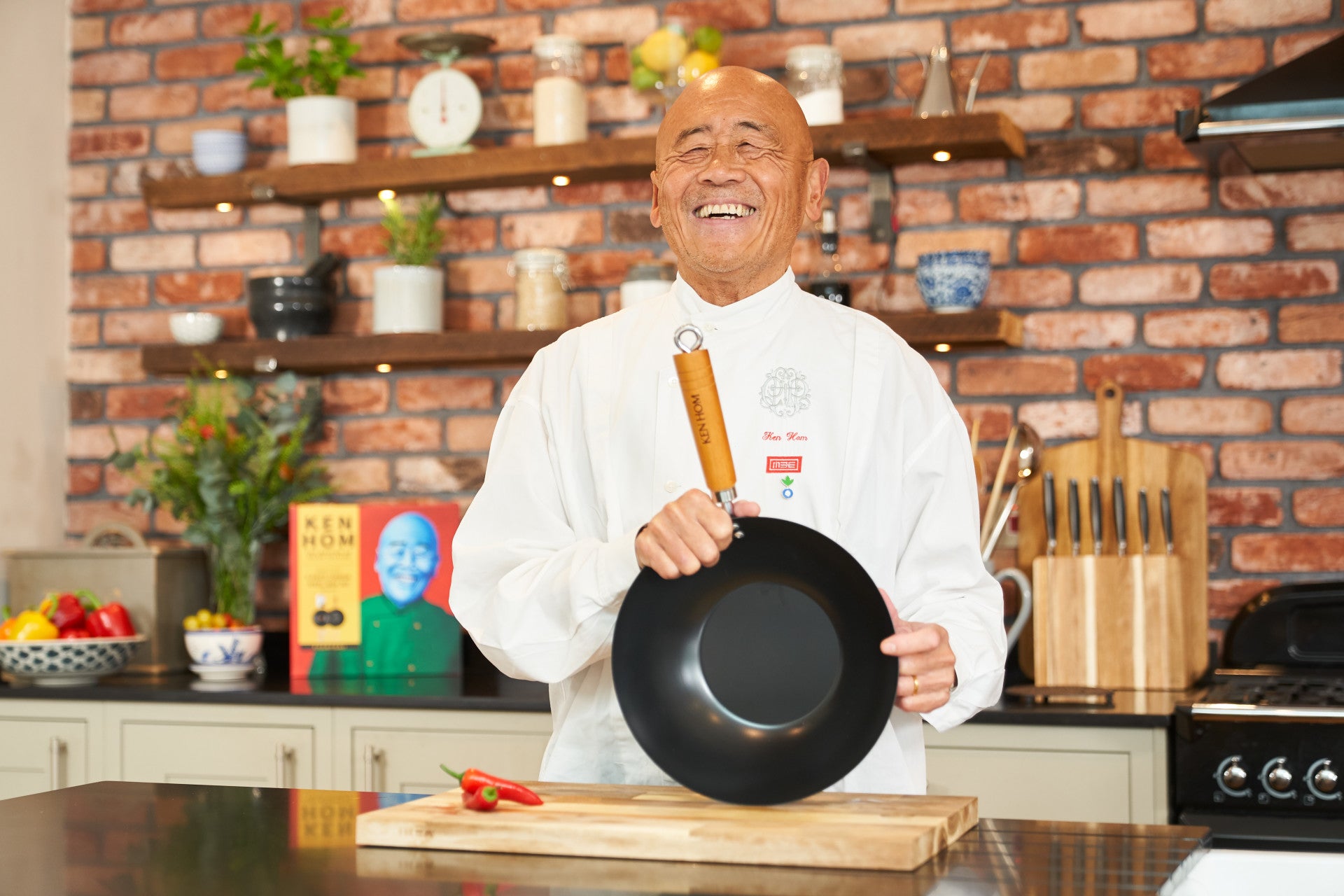 ken-hom-classic-non-stick-carbon-steel-wok-31-cm image 6