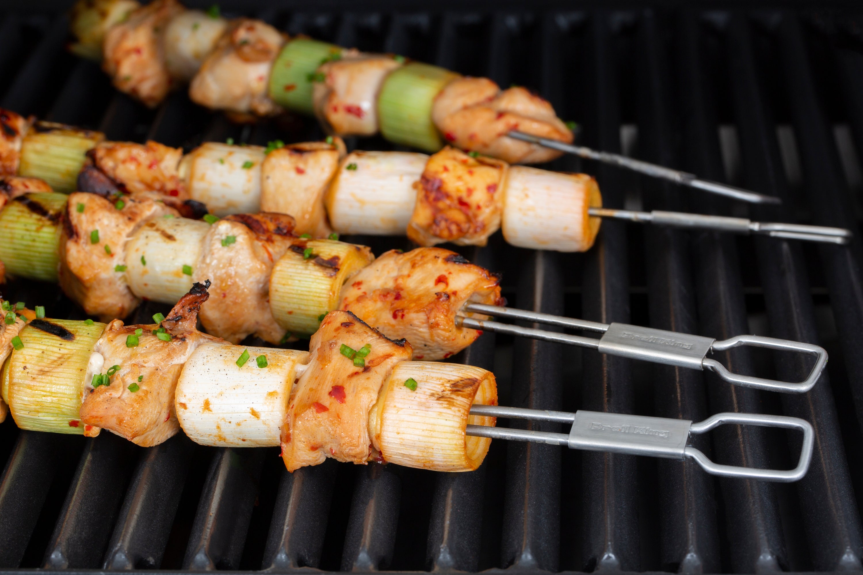 broil-king-dual-prong-skewers-edelstahl-grillspie-e-4er-set-12-in image 5