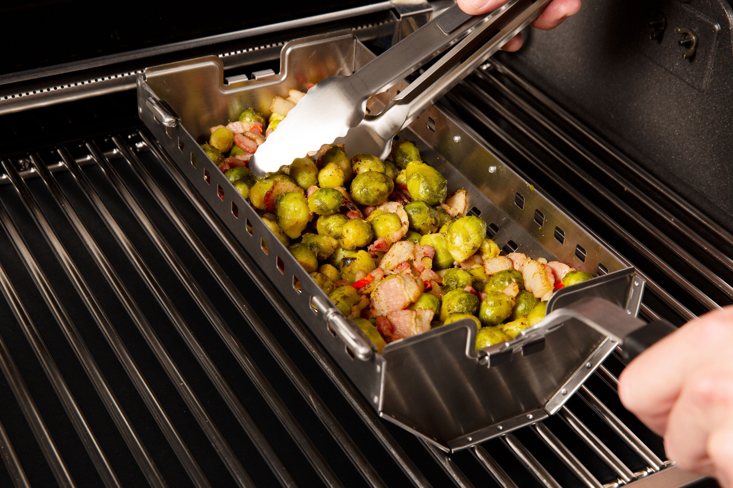 broil-king-rotisserie-trommelkorb-tumble-basket-aus-edelstahl-mit-wok-oberteil image 4