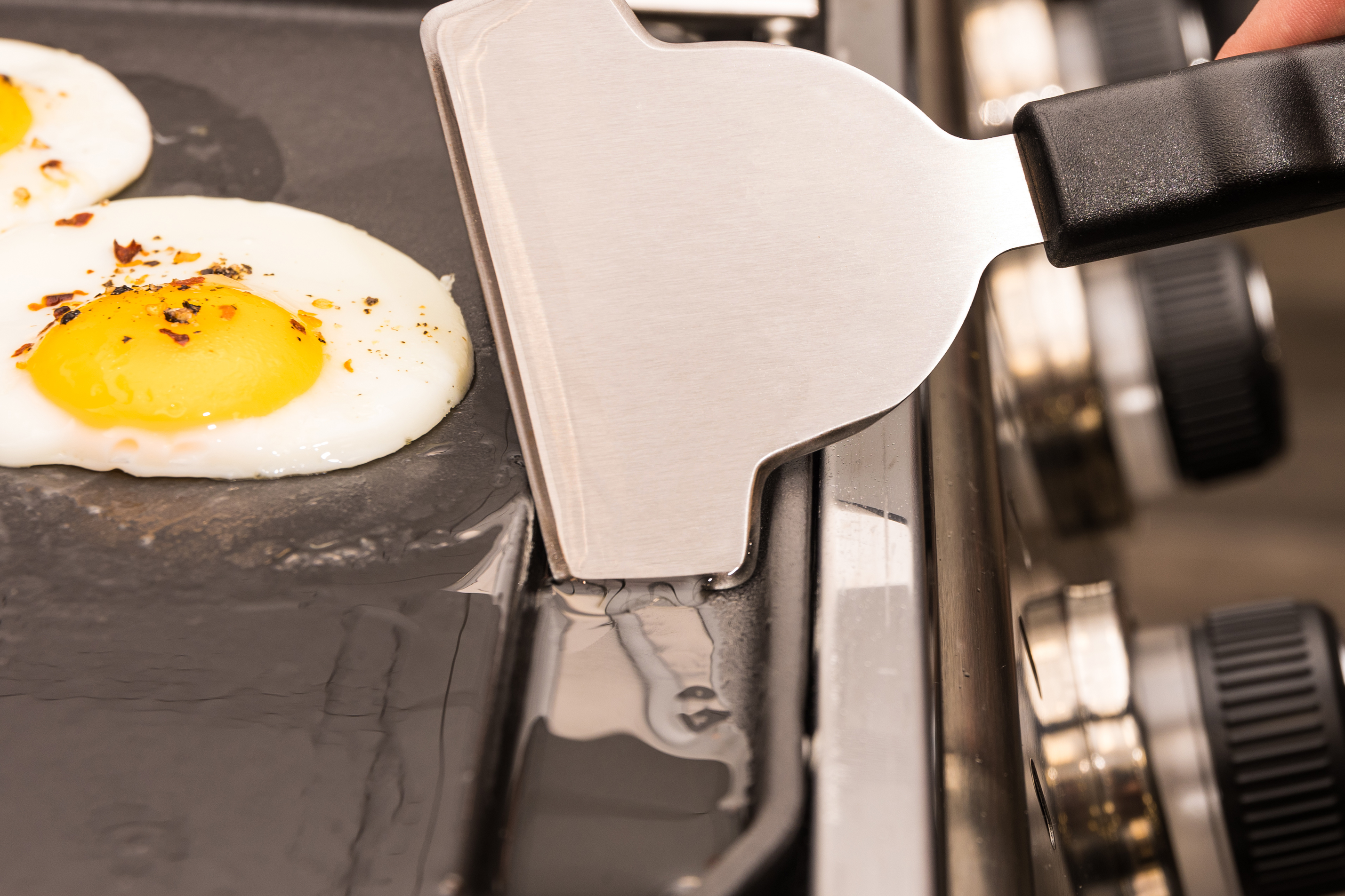 broil-king-plancha-griddle-scraper-grill-schaber image 2