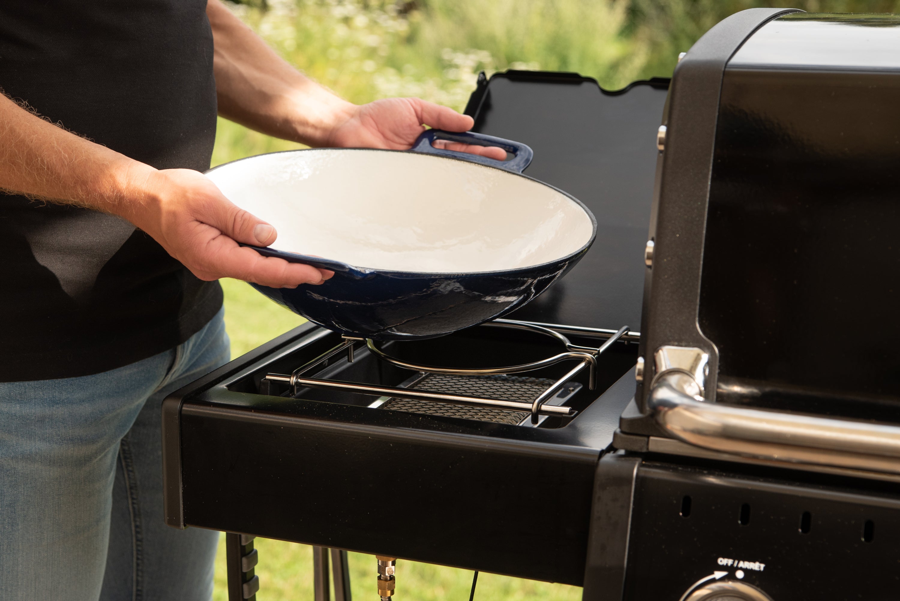broil-king-grill-wok-gusseisen-emailliert-35-6-cm image 3