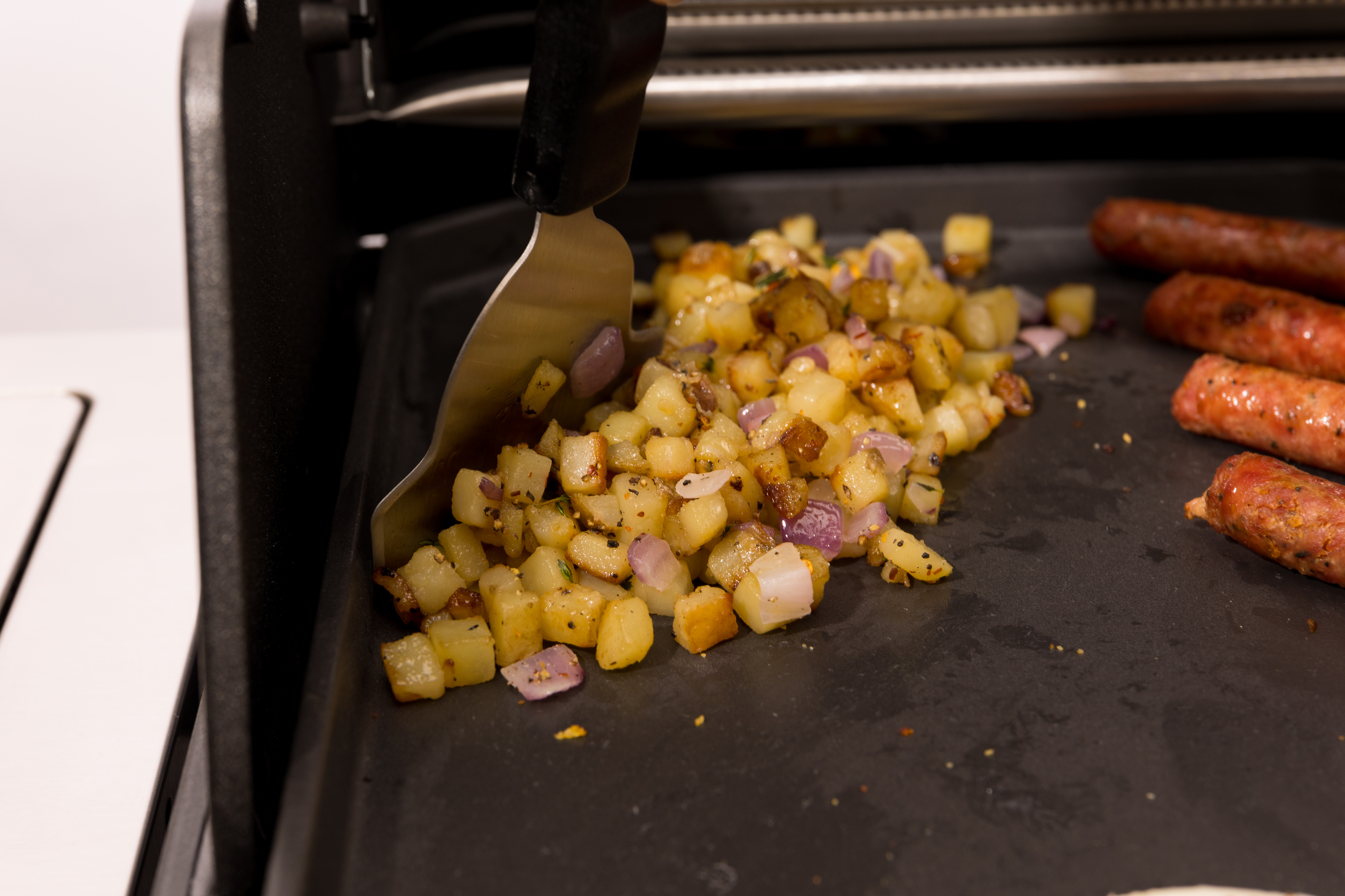 broil-king-plancha-griddle-scraper-grill-schaber image 3