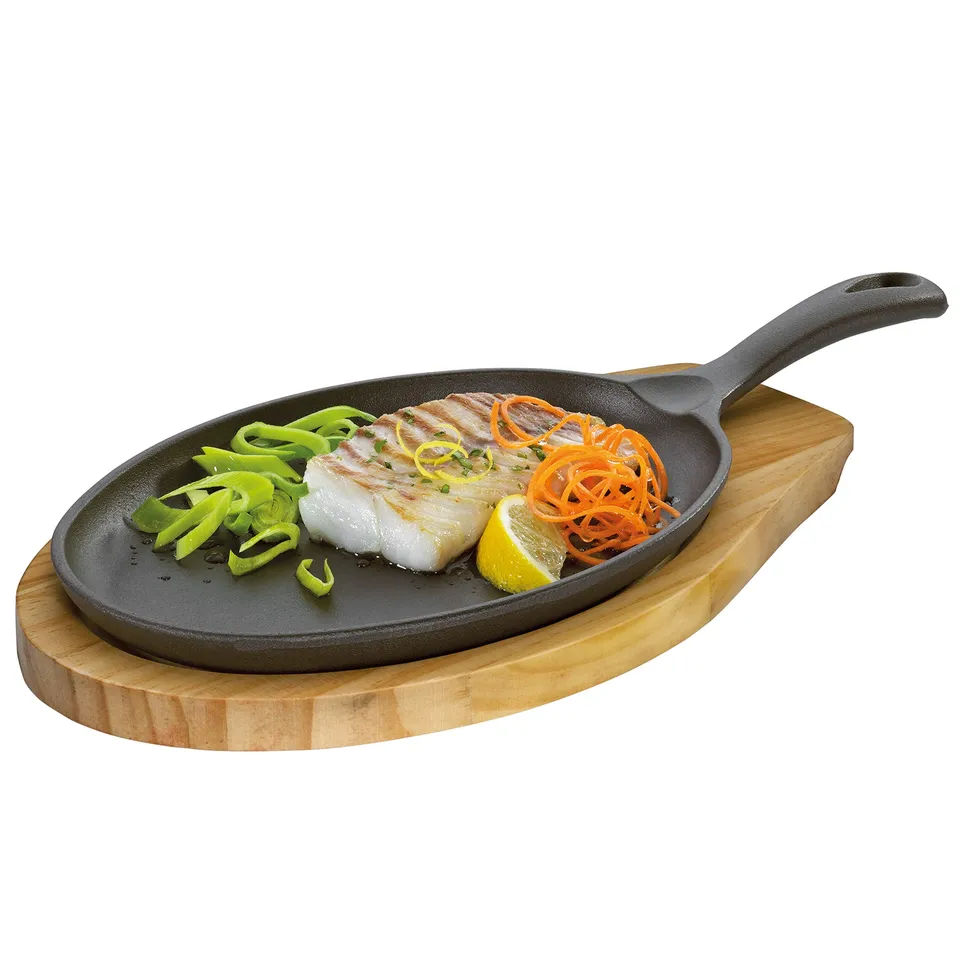 k-chenprofi-servierpfanne-gusseisen-mit-pinienholzbrett-schwarz image 1